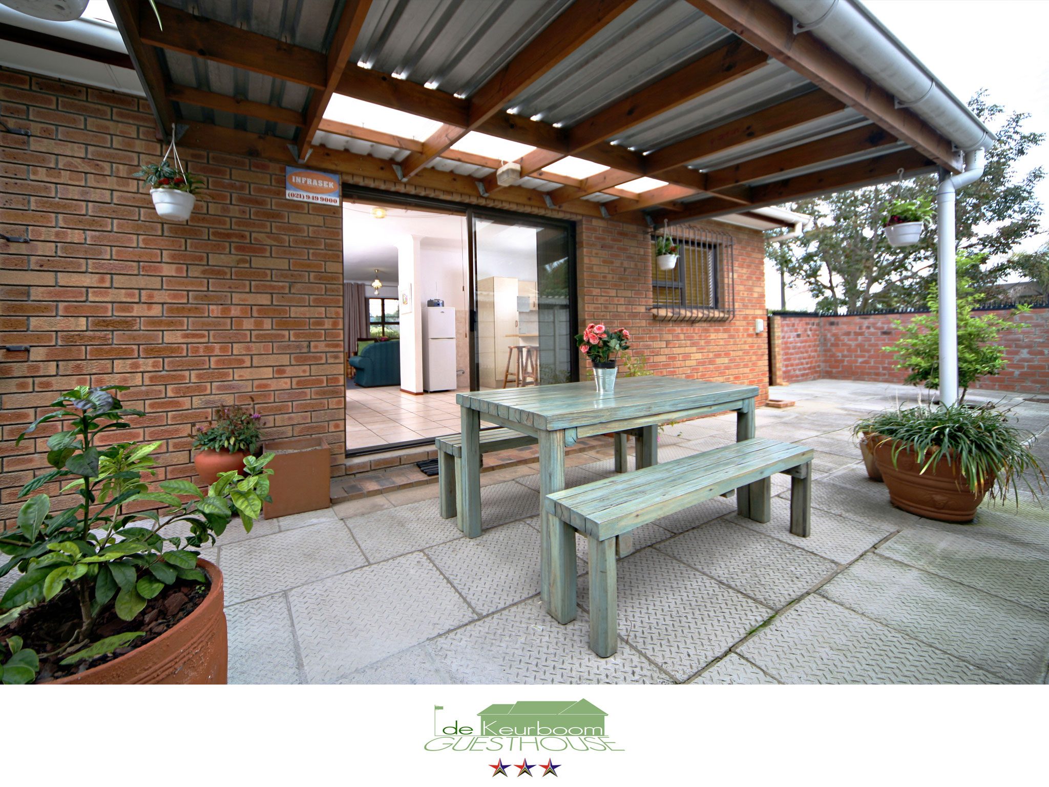 The covered patio and braai area at De Keurboom Guesthouse in Kuils River