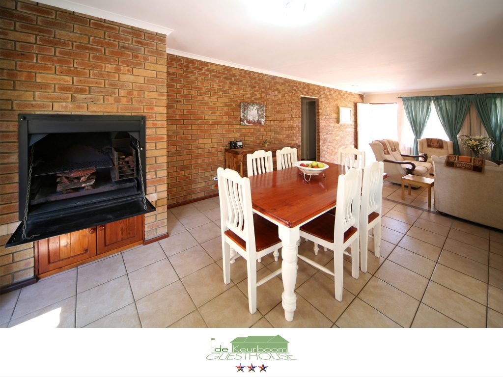 De Keurboom luxury cottage - dining area with indoor braai