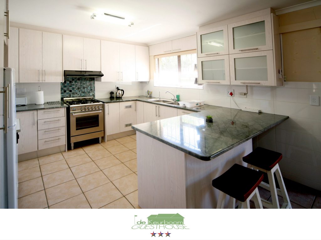 De Keurboom luxury cottage - kitchen with granite counters and gas stove
