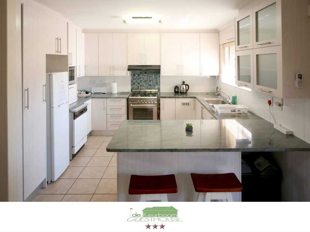 De Keurboom luxury cottage - kitchen with breakfast island