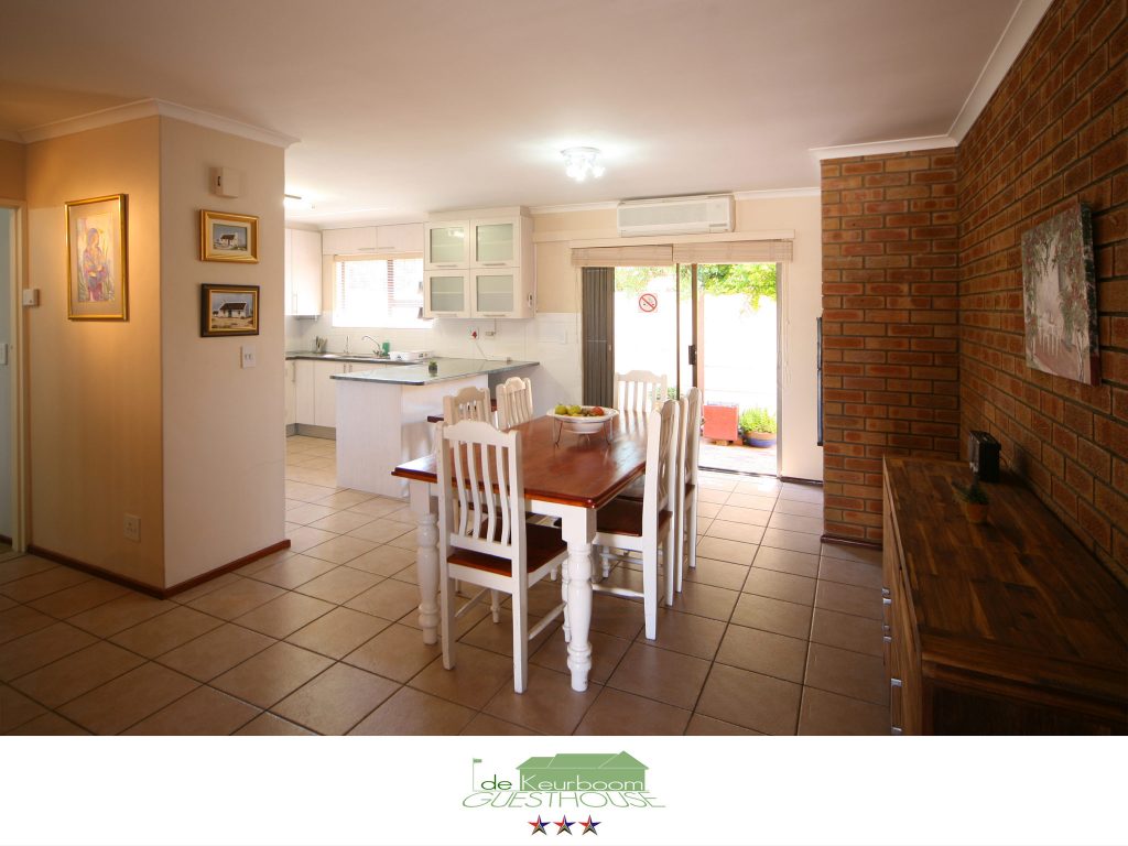 De Keurboom luxury cottage - dining area beside the kitchen
